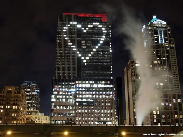 CUORE LUMINOSO SU GRATTACIELO